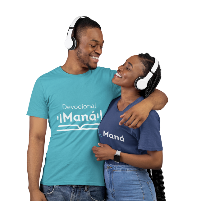 Una pareja comparte un momento de escucha con audífonos y camisetas de Devocional Maná